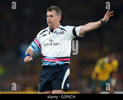 Datei Foto datiert 31.10.15 von Nigel Owens, MBE in Geburtstag-Ehren der Königin für Services zum Sport ausgezeichnet wurde. Stockfoto