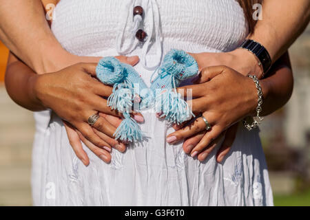 Neugeborenes Baby Blau Booties In Hände Eltern Stockfoto