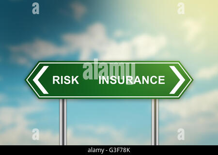 Risiko und Versicherung auf grünen Schild mit unscharfen blauer Himmel, dunkle und helle Seite Konzept Stockfoto