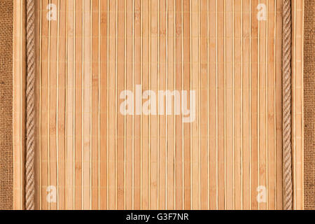 Bambusmatte verdreht in Form von einem Manuskript und Seil auf Sackleinen, mit Platz für Ihren text Stockfoto