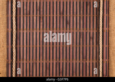 Bambusmatte verdreht in Form von einem Manuskript und Seil auf Sackleinen, mit Platz für Ihren text Stockfoto