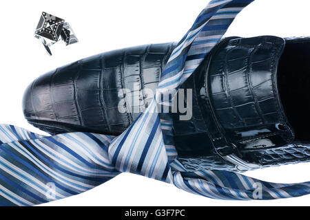 Close-up blaue Schuhe und blaue Krawatte, isoliert auf weißem Hintergrund Stockfoto