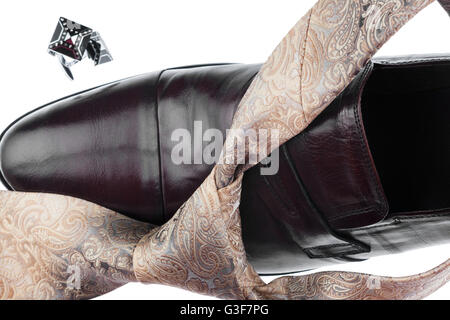 Close-up braune Schuhe und braune Krawatte, isoliert auf weißem Hintergrund Stockfoto