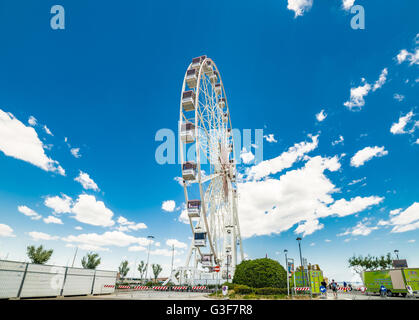 Malerischen Frühling-Blick auf das Riesenrad über den Kanalhafen in Rimini, Italien Stockfoto