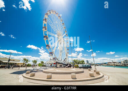 Malerischen Frühling-Blick auf das Riesenrad über den Kanalhafen in Rimini, Italien Stockfoto