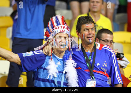 Französische Fußball-Fans zeigen ihre Unterstützung während der UEFA EURO 2012 Spiel gegen Schweden im NSC Olympiastadion in Kiew Stockfoto