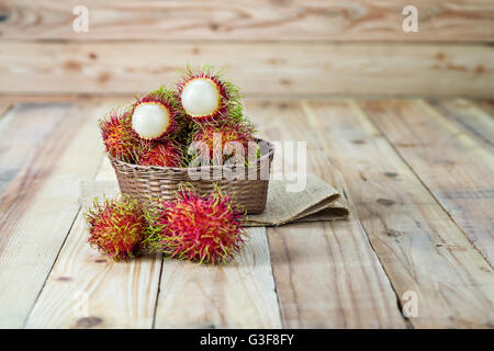 Frische Rambutan in hölzernen Korb Stockfoto