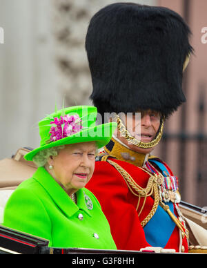 Königin Elizabeth II und der Duke of Edinburgh verlassen Buckingham Palace im Zentrum von London an die Trooping die Farbe Zeremonie auf Horse Guards Parade als Königin feiert offiziellen Geburtstag heute. Stockfoto
