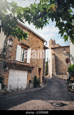 Kleine Strasse mit Kirche und altes Haus in einem typischen Dorf namens Le Castellet in Südfrankreich Stockfoto