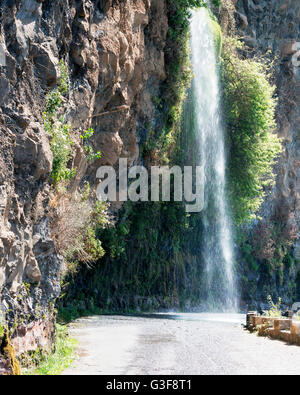 Wasserfall in der Natur auf der portugiesischen Insel Madeira Straße in der Nähe von calheta Stockfoto