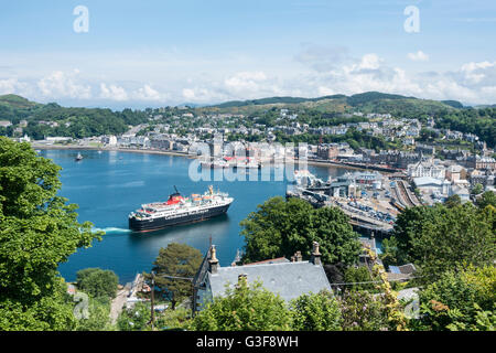 Pulpit Hill Blick auf Caledonian MacBrayne Auto und Passagierfähre Isle of Mull Ankunft am Liegeplatz im Hafen Oban Argyll & Bute Scotland von Mull Stockfoto