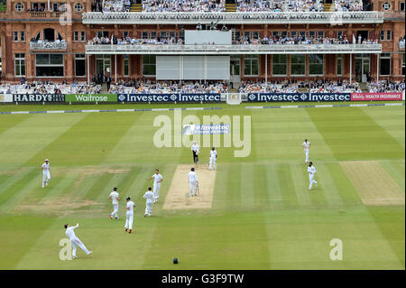 Englands Steven Finn (zweiter von links) feiert nehmen das Wicket Sri Lankas Lahiru Thirimanne (rechts) während der Tag drei der Investec dritten Testspiel an des Herrn, London. Stockfoto