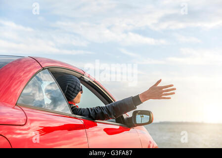 Entspannende Frau am Strand im Auto ohne Dach. Urlaub, Urlaub, Reise, das Meer oder das Resort. Stockfoto