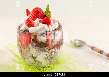 Erdbeer-Parfait in ein Glas und frischen Erdbeeren Stockfoto