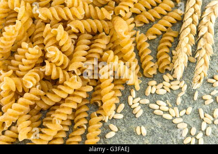 Reihe von goldenen farbigen Makkaroni Nudeln auf einem Tisch Stockfoto