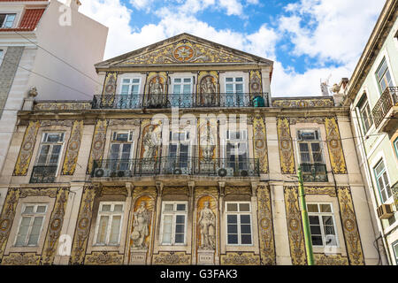 Lissabon-Gebäude mit typisch traditionellen portugiesischen Fliesen an der Wand in Lissabon, Portugal Stockfoto