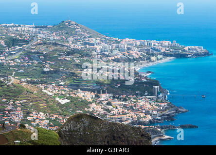 Blick vom Miradouro Cabo Girao 550 Meter über dem Meeresspiegel, die Skyline der Hauptstadt Funchal madeira Stockfoto