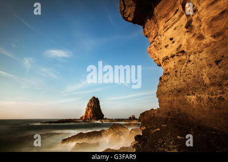 Langzeitbelichtung Bild des Papuma Rock befindet sich auf der Süd Küste von Ost-Java in Indonesien Stockfoto