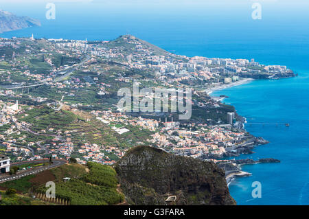 Blick vom Miradouro Cabo Girao 550 Meter über dem Meeresspiegel, die Skyline der Hauptstadt Funchal madeira Stockfoto