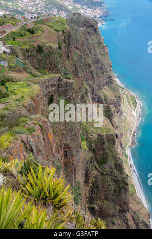 Blick vom Miradouro Cabo Girao 550 Meter über dem Meeresspiegel an den West-Standort in der Nähe von Funchal auf Madeira Stockfoto