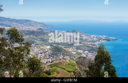 Blick vom Miradouro Cabo Girao 550 Meter über dem Meeresspiegel an den West-Standort in der Nähe von Funchal auf Madeira Stockfoto