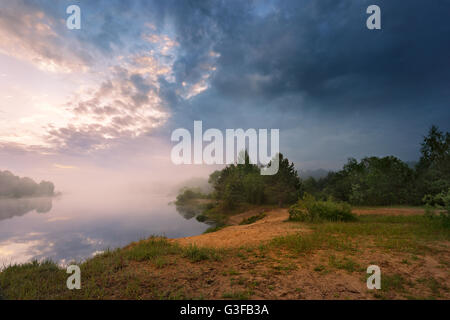 Nebligen Morgen auf den See. Frühling in Weißrussland Stockfoto