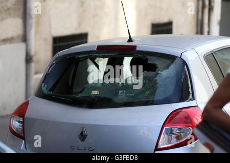 Einem zertrümmerten Autofenster nach Fußball-Fans vor dem Spiel England Vs Russland Frankreich Euro 2016, in Marseille, Frankreich stießen. Stockfoto