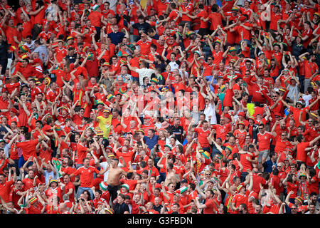 Wales-Fans feiern auf der Tribüne nach Wales' Gareth Bale (nicht im Bild) erste Tor sein Team während der UEFA Euro 2016, Gruppe B-Spiel im Stade de Bordeaux erzielt, Bordeaux. Stockfoto