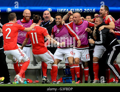 Wales' Gareth Bale (zweiter von links) feiert mit Teamkollegen nach seinem Tor seines Teams erste Tor des Spiels während der UEFA Euro 2016, Gruppe B-Spiel im Stade de Bordeaux, Bordeaux. Stockfoto