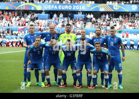 Slowakei-Team-Gruppe (von links nach rechts, obere Reihe) Jan Durica, Martin Skrtel, Torwart Matus Kozacik, Vladimir Weiss, Dusan Svento, Juraj Kucka (Row) Peter Pekarík, Marek Hamsik, Robert Mak, Michal Duris und der Slowakei Patrik Hrosovsky während der UEFA Euro 2016, Gruppe B-Spiel im Stade de Bordeaux, Bordeaux. PRESSEVERBAND Foto. Bild Datum: Samstag, 11. Juni 2016. Finden Sie unter PA Geschichte Fußball Wales. Bildnachweis sollte lauten: Martin Rickett/PA Wire. Einschränkungen: Verwendung Beschränkungen unterworfen. Nur zur redaktionellen Verwendung. Buch- und Zeitschriftenvertrieb zulässigen bietet nicht nur einen Tee gewidmet Stockfoto