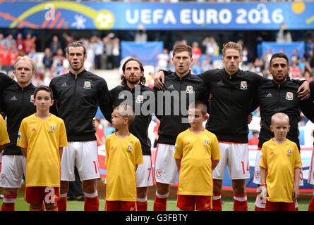 (L - R) Wles Jonathan Williams, Gareth Bale, Joe Allen, Ben Davies, David Edwards und Neil Taylor singen ihre Nationalhymne während des UEFA Euro 2016, Gruppe B Spiel im Stade de Bordeaux, Bordeaux. DRÜCKEN SIE VERBANDSFOTO. Bilddatum: Samstag, 11. Juni 2016. Siehe PA Story SOCCER Wales. Bildnachweis sollte lauten: Joe Giddens/PA Wire. Stockfoto