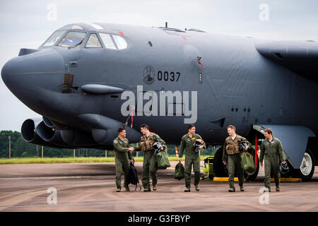 Crew-Mitglieder der United States Air Force (USAF) Boeing B - 52H Stratofortress strategische Bomber der 23d Bomb Squadron, parkte auf der Pan am Luftwaffenstützpunkt RAF Fairford, als Teil einer Bereitstellung der US Air Force Global Strike Command, Fairford, für militärische Übungen. Stockfoto