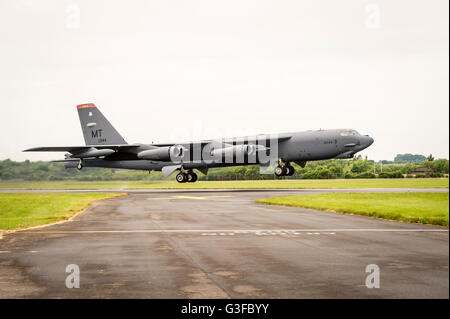 Ein strategischer Bomber der United States Air Force (USAF) Boeing B - 52H Stratofortress der 23d Bomb Squadron, zieht von der RAF Fairford Airbase Rubrik nach Nordeuropa auf einer NATO-Übung, als Teil einer Bereitstellung der US Air Force Global Strike Command, Fairford, für militärische Übungen. Stockfoto