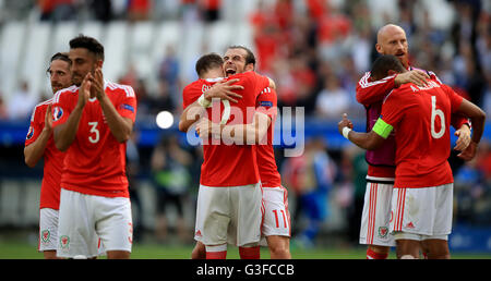 Wales' Gareth Bale (Mitte rechts) feiert mit Chris Gunter wie James Collins (rechts) mit Ashley Williams feiert und Wales' Joe Allen (links) und Wales' Neil Taylor (zweiter von links) auch während der UEFA Euro 2016, Gruppe B-Spiel im Stade de Bordeaux feiern, Bordeaux. Stockfoto