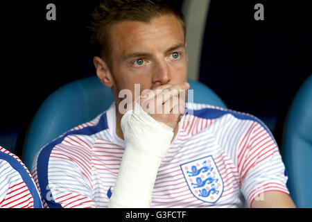 Englands Jamie Vardy blickt auf von der Ersatz-Bank vor dem Anpfiff während der UEFA Euro 2016, Gruppe B-Spiel im Stade Velodrome, Marseille. Stockfoto