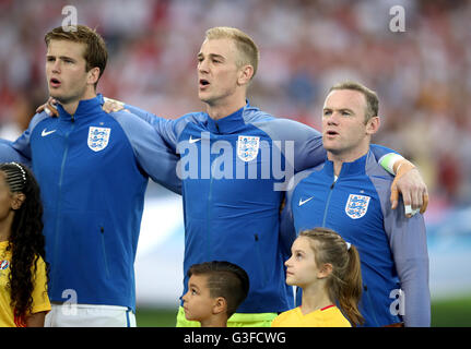 Englands Wayne Rooney (rechts), Torhüter Joe Hart (Mitte) und Eric Dier (links) während der UEFA Euro 2016, Gruppe B-Spiel im Stade Velodrome, Marseille die Nationalhymne zu singen. Stockfoto