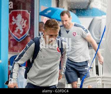 Tours, Frankreich. 10. Juni 2016. Tschechischer Fußballspieler Borek Dockal, links, und Petr Cech vor dem Regen nach der Tschechischen Nationalmannschaft Training in Tours, Frankreich, 10. Juni 2016, zu fliehen, wo es während der Meisterschaft der Fußball EM 2016 beherbergen wird. © David Tanecek/CTK Foto/Alamy Live-Nachrichten Stockfoto