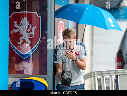 Tours, Frankreich. 10. Juni 2016. Tschechischer Fußballspieler David Limbersky flieht vor dem Regen nach der Tschechischen Nationalmannschaft Training in Tours, Frankreich, 10. Juni 2016, wo es während der Meisterschaft der Fußball EM 2016 beherbergen wird. © David Tanecek/CTK Foto/Alamy Live-Nachrichten Stockfoto