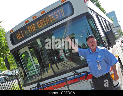 Louisville, USA. 10. Juni 2016. Busfahrer Brad Etherton (51) aus Louisville, die Teilnahme an den Trauerzug für Muhammad Ali in Louisville, USA, 10. Juni 2016. Eine Woche nach dem Tod von Boxlegende Muhammad Ali, wird er in seiner Heimatstadt Louisville, Kentucky begraben. Foto: JOHANNES SCHMITT-TEGGE/Dpa/Alamy Live News Stockfoto