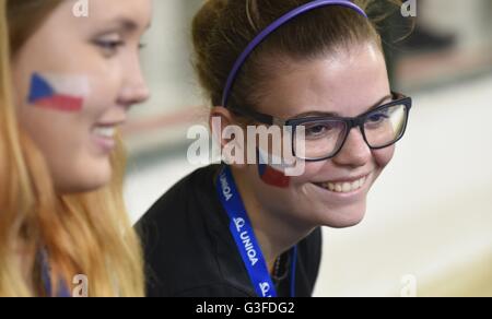 Olomouc, Tschechische Republik. 10. Juni 2016. Tschechischen Fans während der Grand-Prix Frauen-Volleyball-Turnier, 2. Liga Spiel Tschechien gegen Kanada in Olomouc, Tschechische Republik, am 10. Juni 2016. © Ludek Perina/CTK Foto/Alamy Live-Nachrichten Stockfoto