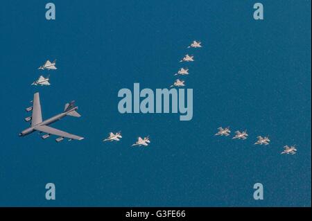 Ein US Luftwaffe b-52 Stratofortress Bomber führt eine Formation von Kampfflugzeugen, darunter zwei polnische Luftwaffe f-16 Fighting Falcons, vier US-Air Force f-16 Fighting Falcons, zwei deutschen Eurofighter Taifune und vier schwedischen Gripen während der Übung BALTOPS 9. Juni 2016 über die Ostsee. Stockfoto