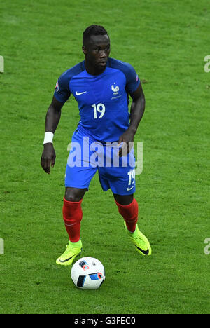 St. Denis, Frankreich. 10. Juni 2016. Bacary Sagna Frankreichs in Aktion während der Gruppe A Fußballspiel der UEFA EURO 2016 zwischen Frankreich und Rumänien im Stade de France in St. Denis, Frankreich, 10. Juni 2016. Foto: Marius Becker/Dpa/Alamy Live News Stockfoto