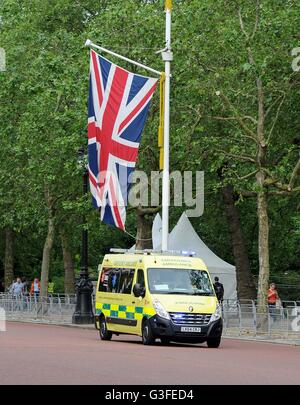 London, UK. 10. Juni 2016. Allgemeine Ansichten rund um Buckingham Palace im Build bis zum 2. Tag der Königin Geburtstag feiern. Krankenwagen auf der Mall-Kredit: Dorset Media Service/Alamy Live-Nachrichten Stockfoto