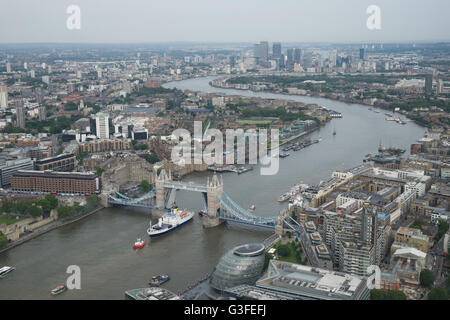 London, UK. 10. Juni 2016. 10. Juni 2016. Das RMS St. Helena Passagier- und Cargo-Schiff geht in den Ruhestand nach 26 Dienstjahren, die Versorgung der Insel St. Helena, 1200 Meilen vor der Westküste Afrikas. Bildnachweis: Steve Bright/Alamy Live-Nachrichten Stockfoto