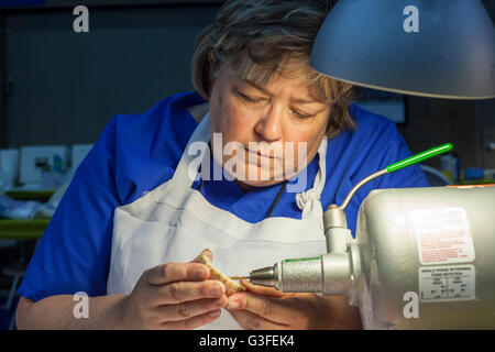 Warren, Michigan, USA. 10. Juni 2016. Zahntechniker repariert eine Prothese während einer zwei- Tage Zahnklinik, organisiert von der barmherzigen gemeinnützigen Mission. Bildnachweis: Jim West/Alamy Live-Nachrichten Stockfoto