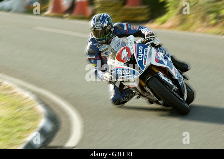 Isle Of Man TT Supersport Rennen 2016 BMW Motorrad Nummer 4 von Ian Hutchinson, gesponsert von Tyco BMW, an der Ecke Creg Ny Baa geritten.  Bildnachweis: DAVID J SLATER/Alamy Live-Nachrichten Stockfoto