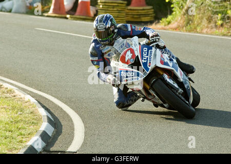 Isle Of Man Supersport Rennen 2016 BMW Motorrad Nummer 4 von Ian Hutchinson, gesponsert von Tyco BMW, an der Ecke Creg Ny Baa geritten. 11. Juni 2016. Ian kam insgesamt auf Platz 2. Bildnachweis: DAVID J SLATER/Alamy Live-Nachrichten Stockfoto