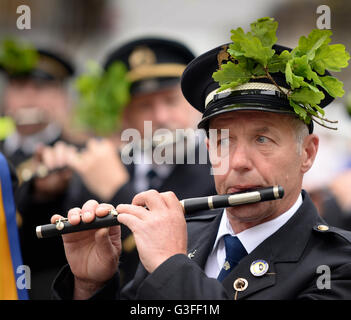 Hawick, Schottland. 10. Juni 2016. Hawick gemeinsame Reiten 2016 Hawick gemeinsame Reiten ist das erste der jährlichen Grenze "Ausfahrten", es feiert die Erfassung von eine englische Flagge aus einen Stoßtrupp im Jahre 1514 durch die Jugend der Hawick am Hornshole und der alte Brauch des Reitens die Märsche oder Grenzen der Allmende. Bildnachweis: Troy GB Bilder/Alamy Live-Nachrichten Stockfoto