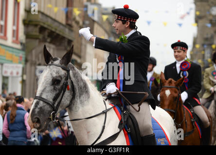 Hawick, Schottland. 10. Juni 2016. Hawick gemeinsame Reiten 2016 Hawick gemeinsame Reiten ist das erste der jährlichen Grenze "Ausfahrten", es feiert die Erfassung von eine englische Flagge aus einen Stoßtrupp im Jahre 1514 durch die Jugend der Hawick am Hornshole und der alte Brauch des Reitens die Märsche oder Grenzen der Allmende. Bildnachweis: Troy GB Bilder/Alamy Live-Nachrichten Stockfoto