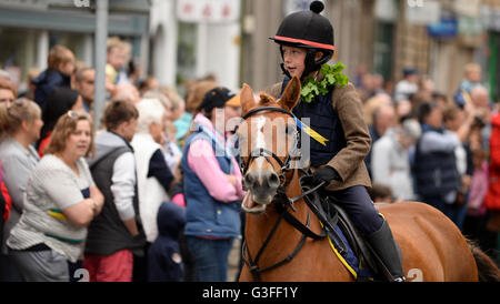 Hawick, Schottland. 10. Juni 2016. Hawick gemeinsame Reiten 2016 Hawick gemeinsame Reiten ist das erste der jährlichen Grenze "Ausfahrten", es feiert die Erfassung von eine englische Flagge aus einen Stoßtrupp im Jahre 1514 durch die Jugend der Hawick am Hornshole und der alte Brauch des Reitens die Märsche oder Grenzen der Allmende. Bildnachweis: Troy GB Bilder/Alamy Live-Nachrichten Stockfoto